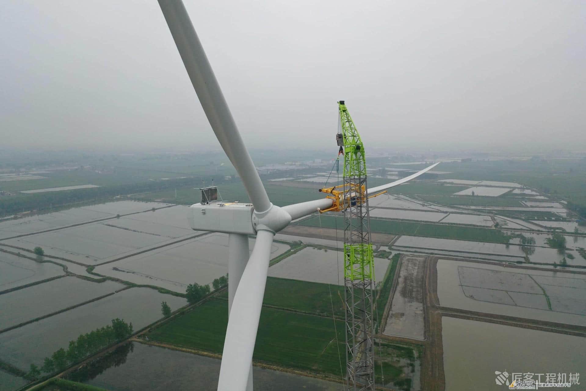 152米2.2 MW 中联重科ZCC9800W履带起重机创造国内风电吊装新高度