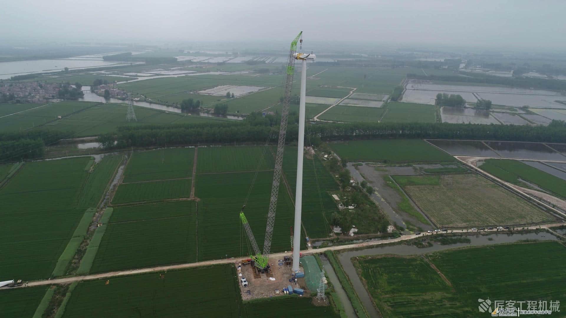 152米2.2 MW 中联重科ZCC9800W履带起重机创造国内风电吊装新高度