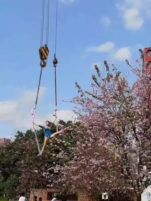 大吊车!后空翻!空中转体720!柳州小姐姐“飞天”拍紫荆!