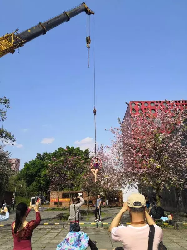 大吊车!后空翻!空中转体720!柳州小姐姐“飞天”拍紫荆!