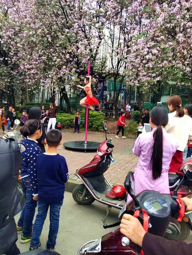 大吊车!后空翻!空中转体720!柳州小姐姐“飞天”拍紫荆!