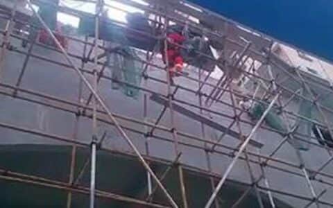 平度两名建筑工人被困脚手架 消防员和吊车救援齐上阵