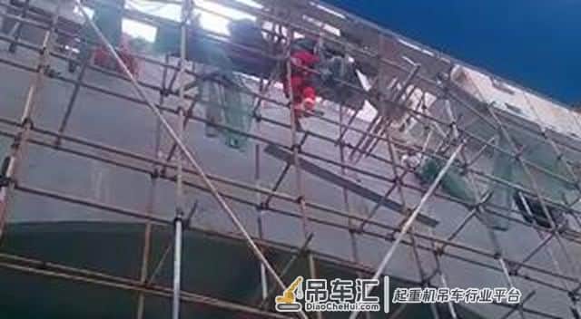 平度两名建筑工人被困脚手架 消防员和吊车救援齐上阵
