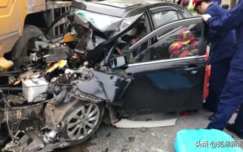 大吊车和小轿车相撞 司机被困驾驶室