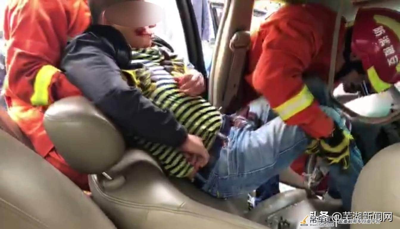 大吊车和小轿车相撞 司机被困驾驶室