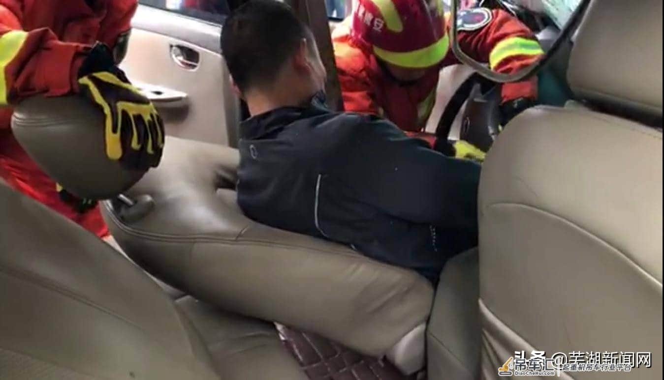大吊车和小轿车相撞 司机被困驾驶室