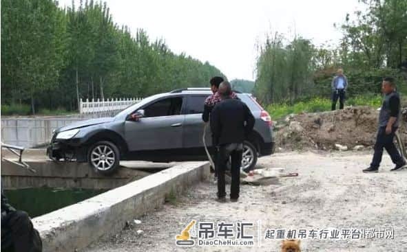 事发邓州明珠湖!一SUV起飞失败,吊车都来了... / 吓人!大白天的,文化路上竟然有人抢包
