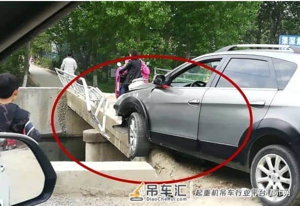 事发邓州明珠湖！一SUV起飞失败，吊车都来了… / 吓人！大白天的，文化路上竟然有人抢包