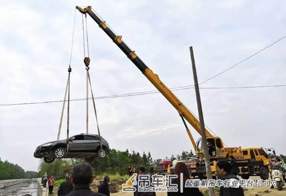 事发邓州明珠湖!一SUV起飞失败,吊车都来了... / 吓人!大白天的,文化路上竟然有人抢包