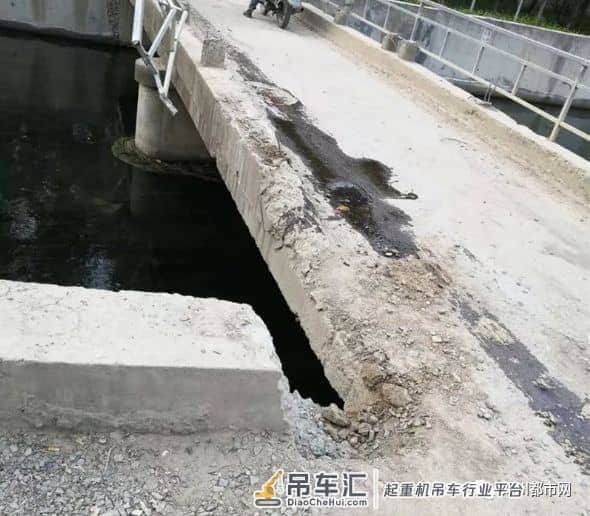 事发邓州明珠湖!一SUV起飞失败,吊车都来了... / 吓人!大白天的,文化路上竟然有人抢包