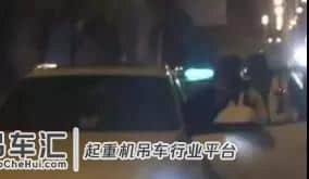 胖子的心酸!200斤男孩坠湖大喊:叫起重机来救我