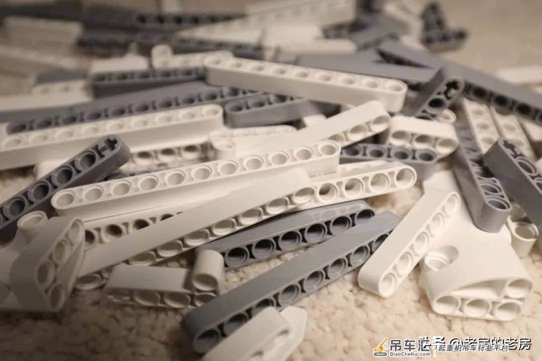 做工扎实,可玩性强,类乐高产品的好选择,米兔积木工程吊车