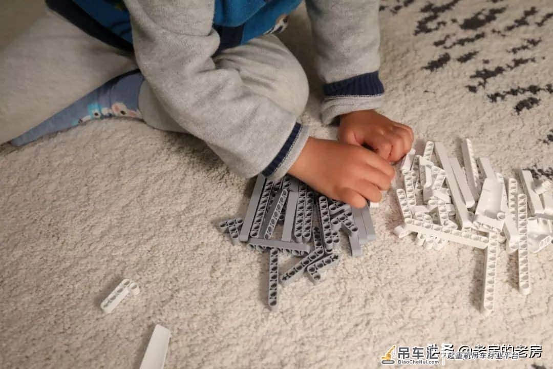 做工扎实,可玩性强,类乐高产品的好选择,米兔积木工程吊车