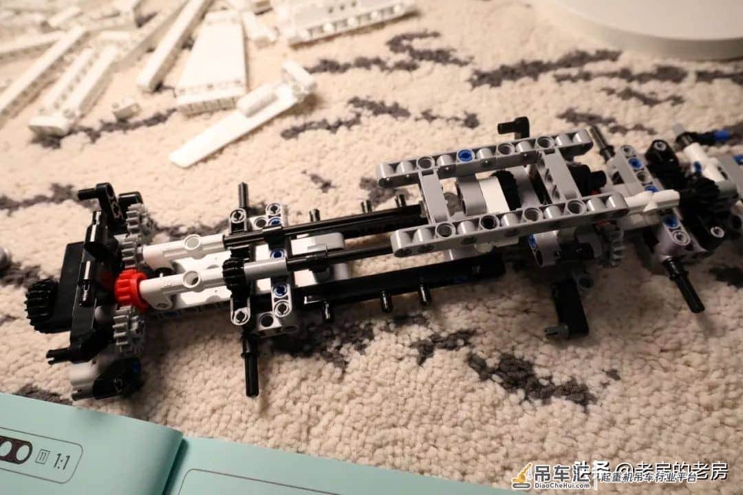 做工扎实,可玩性强,类乐高产品的好选择,米兔积木工程吊车