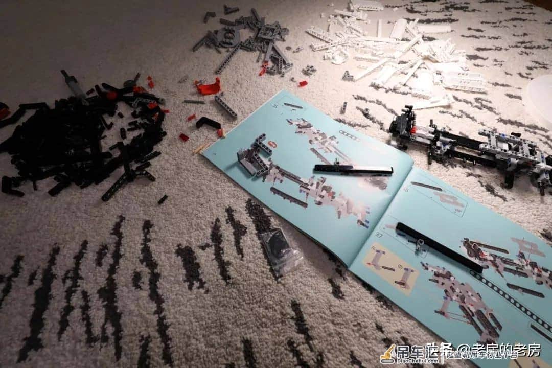 做工扎实,可玩性强,类乐高产品的好选择,米兔积木工程吊车