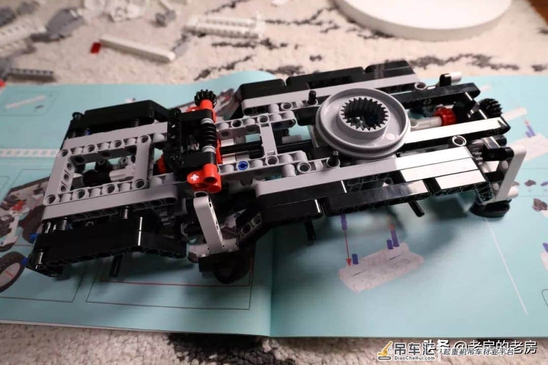 做工扎实,可玩性强,类乐高产品的好选择,米兔积木工程吊车
