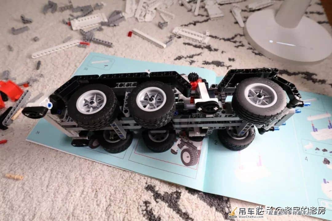 做工扎实,可玩性强,类乐高产品的好选择,米兔积木工程吊车