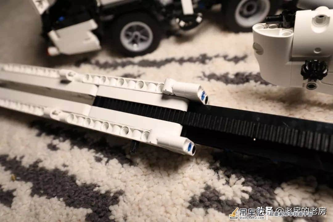 做工扎实,可玩性强,类乐高产品的好选择,米兔积木工程吊车