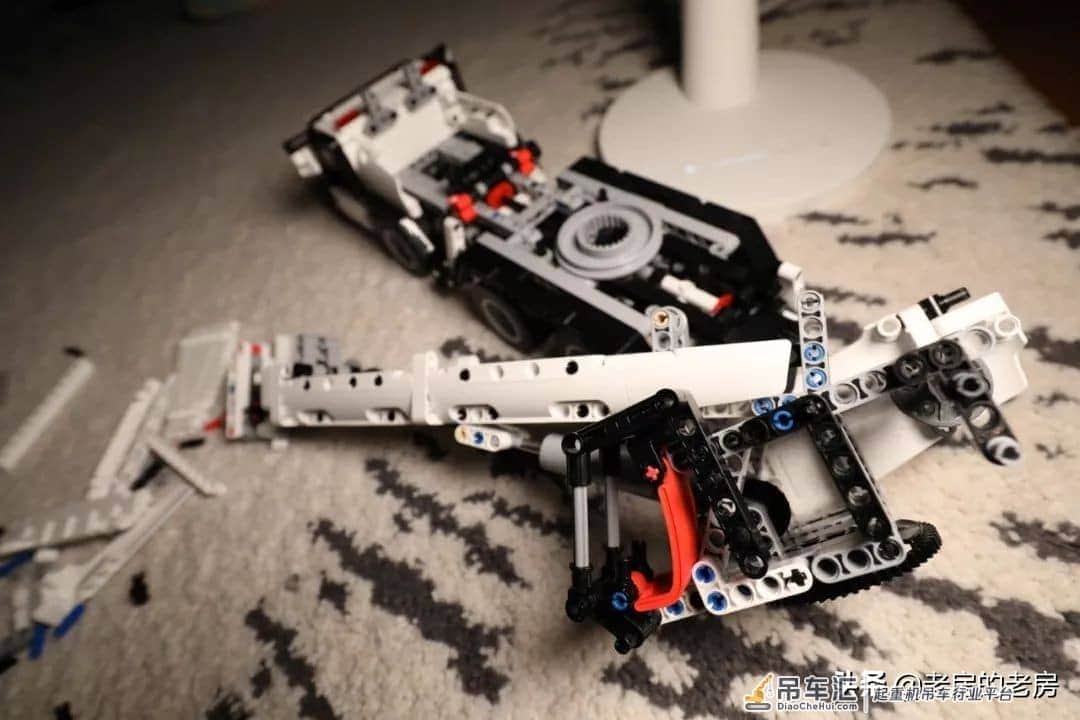 做工扎实,可玩性强,类乐高产品的好选择,米兔积木工程吊车