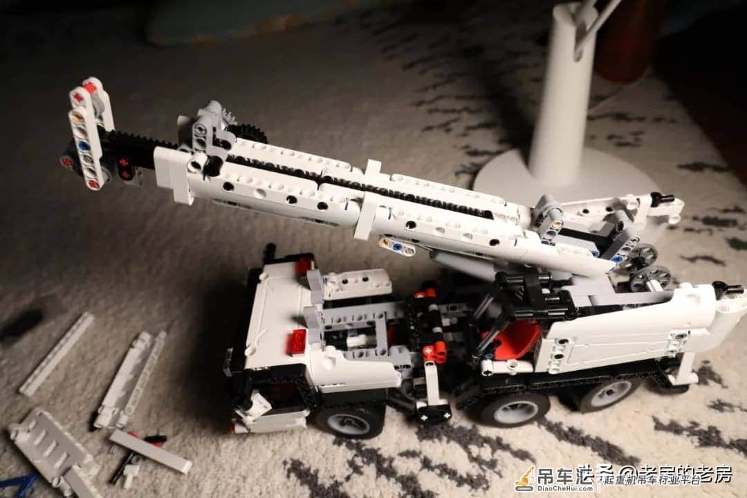做工扎实,可玩性强,类乐高产品的好选择,米兔积木工程吊车