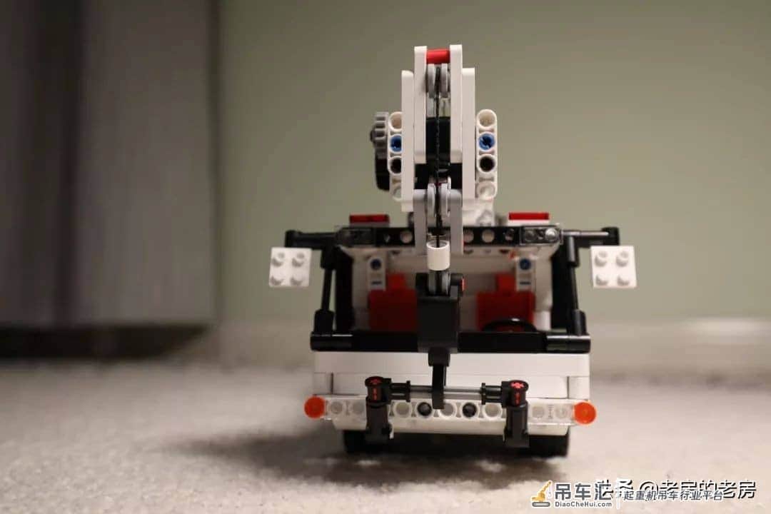 做工扎实,可玩性强,类乐高产品的好选择,米兔积木工程吊车