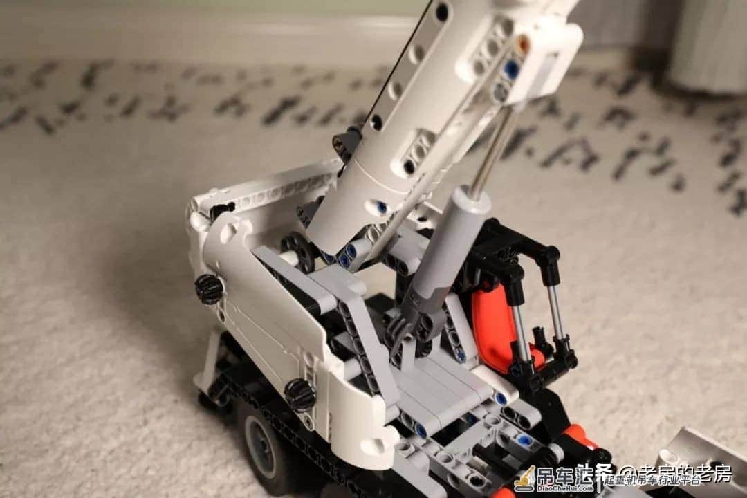 做工扎实,可玩性强,类乐高产品的好选择,米兔积木工程吊车