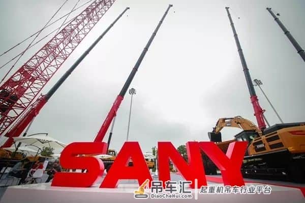 三一起重机 新品挂旗 高调吸睛