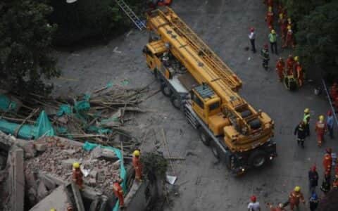 重型吊车抵达，正在搬开上海昭化路倒塌建筑残体