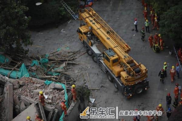 重型吊车抵达，正在搬开上海昭化路倒塌建筑残体