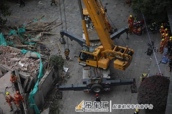 重型吊车抵达,正在搬开上海昭化路倒塌建筑残体
