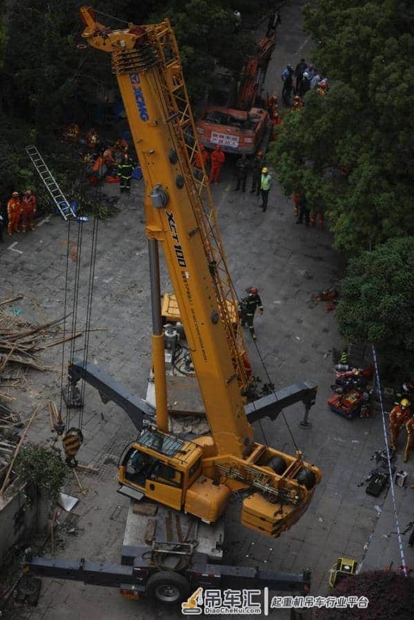 重型吊车抵达,正在搬开上海昭化路倒塌建筑残体