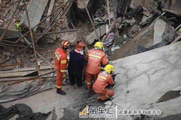 重型吊车抵达,正在搬开上海昭化路倒塌建筑残体