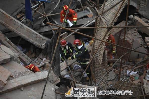 重型吊车抵达,正在搬开上海昭化路倒塌建筑残体
