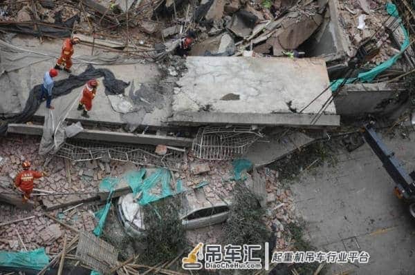 重型吊车抵达,正在搬开上海昭化路倒塌建筑残体