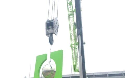 看吊装精英如何“点靓长沙”“穿越五洲”