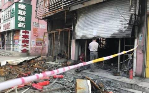 小伙驾吊车入火场勇救14人：当时心里就一个想法