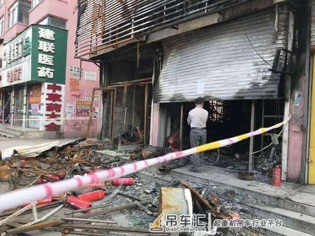 小伙驾吊车入火场勇救14人：当时心里就一个想法
