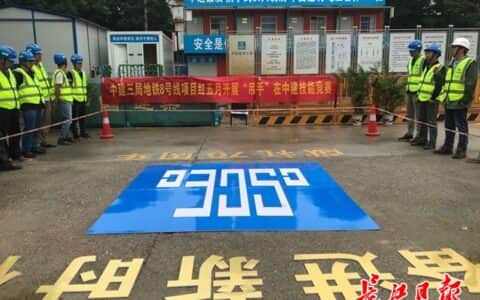 仅6分多钟！最佳吊手操控30吨吊车完美拼装拼图