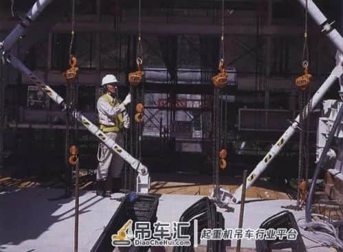 能轻松吊起几吨重的物品,手拉葫芦的工作原理是什么?