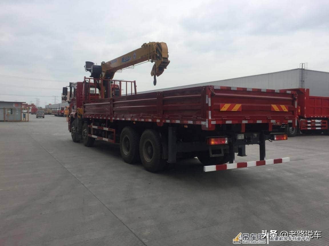 吊装和运输为一体 陕汽德龙新M3000随车吊请了解这几个特点