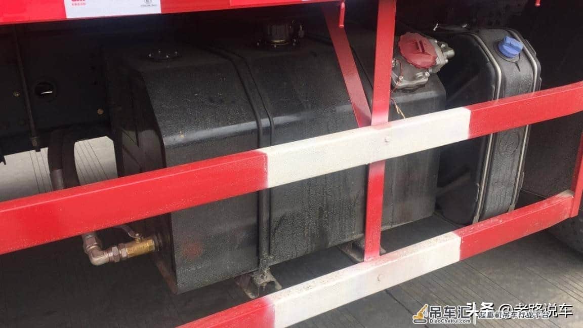 吊装和运输为一体 陕汽德龙新M3000随车吊请了解这几个特点