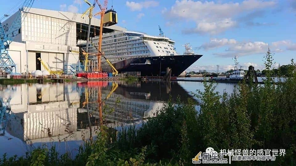 壮观！LIEBHERR 双机吊装“探索精神号”邮轮烟囱