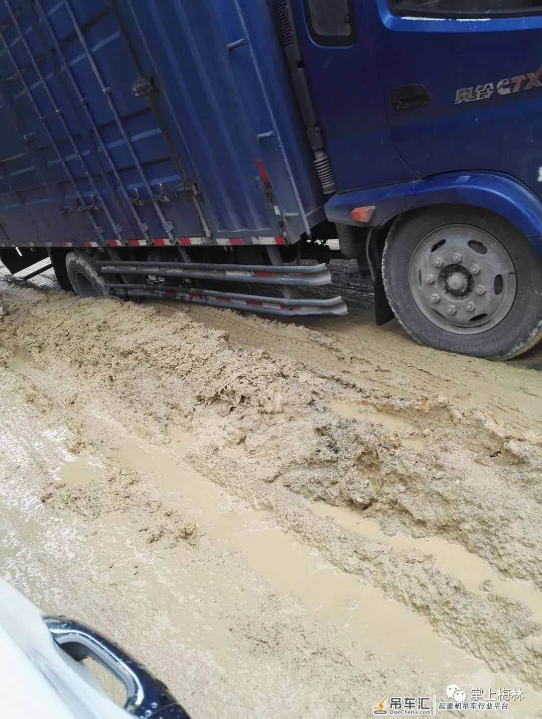 “山高皇帝远，烂路无人管”梅林大湖岗基日一辆车中招，请来大型吊车解围！