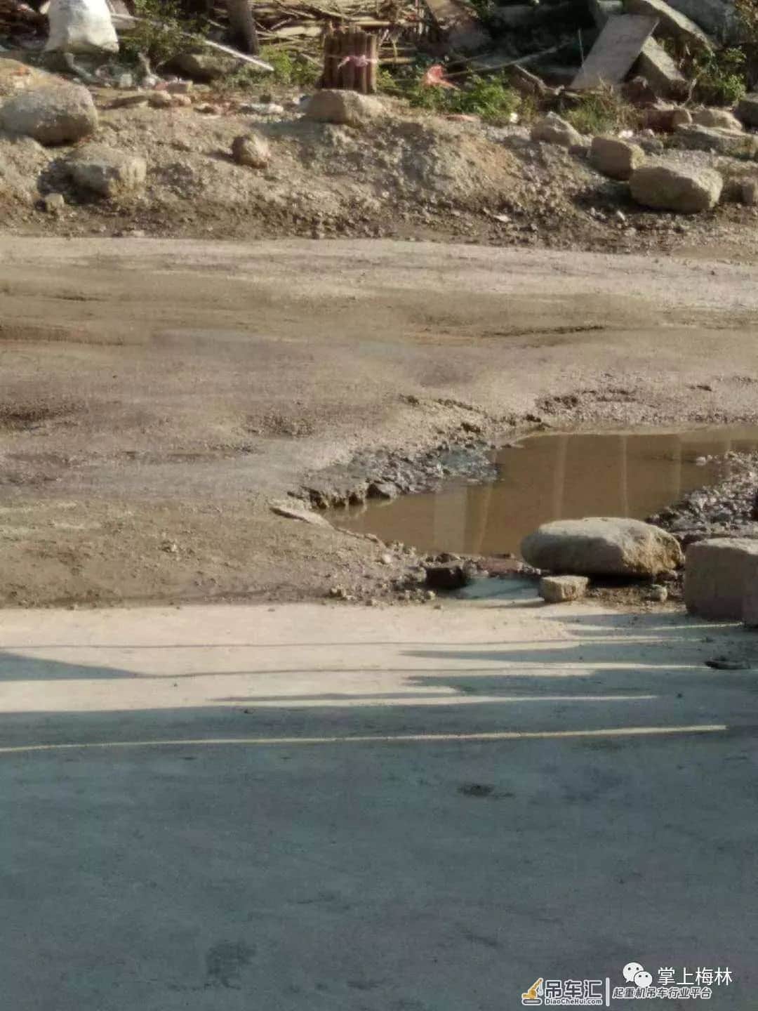 “山高皇帝远,烂路无人管”梅林大湖岗基日一辆车中招,请来大型吊车解围!