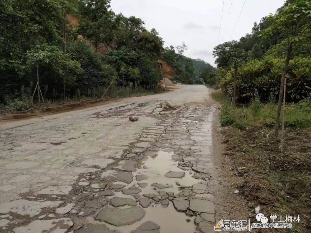 “山高皇帝远,烂路无人管”梅林大湖岗基日一辆车中招,请来大型吊车解围!