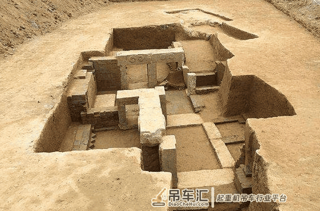 一古墓被盗9次，仅留一座空石棺，专家见石棺后大喜：快！起重机