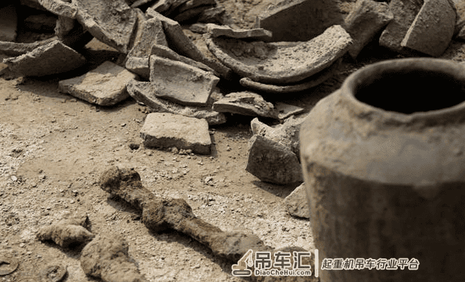 一古墓被盗9次,仅留一座空石棺,专家见石棺后大喜:快!起重机