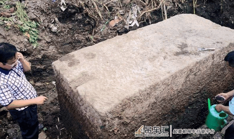 一古墓被盗9次,仅留一座空石棺,专家见石棺后大喜:快!起重机