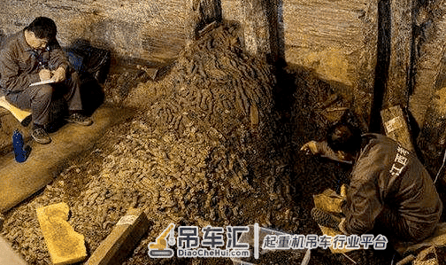 一古墓被盗9次,仅留一座空石棺,专家见石棺后大喜:快!起重机