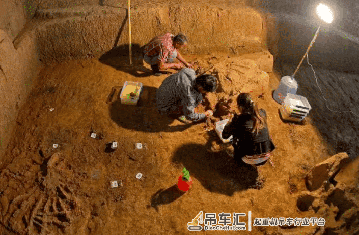 一古墓被盗9次,仅留一座空石棺,专家见石棺后大喜:快!起重机